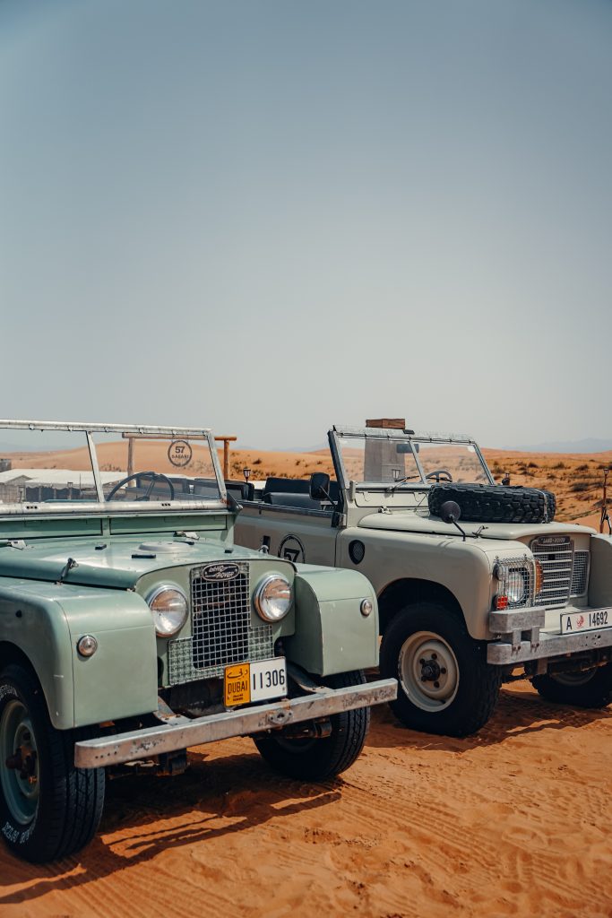 vintage land rover dans le desert de duabi