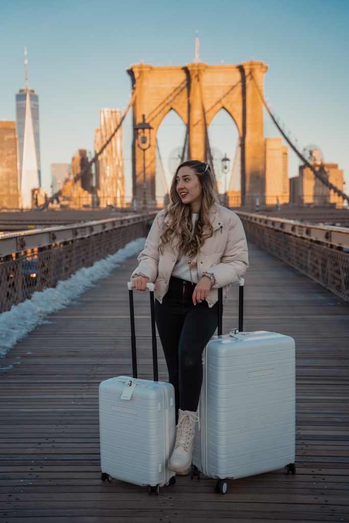 fille avec des valises sur le pont de brooklyn new york