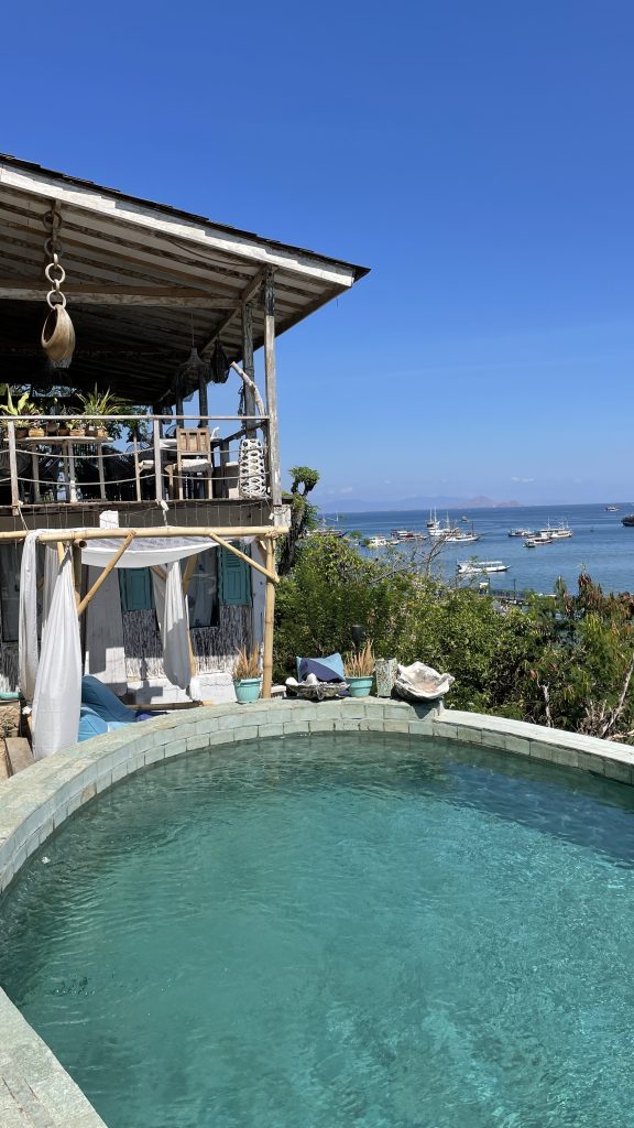 hotel selini hills labuan bajo piscine avec vue