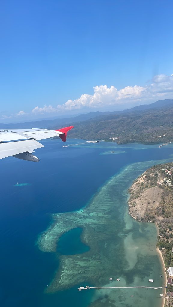 trajet en avion de bali à labuan bajo pour visiter les iles komodo